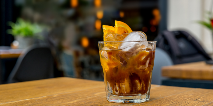 Espresso Tonic: la bebida refrescante que conquista cafés y redes a nivel mundial