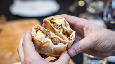 Cuál es la mejor empanada de Santiago y cuánto cuesta: revisa el ranking para las fiestas patrias