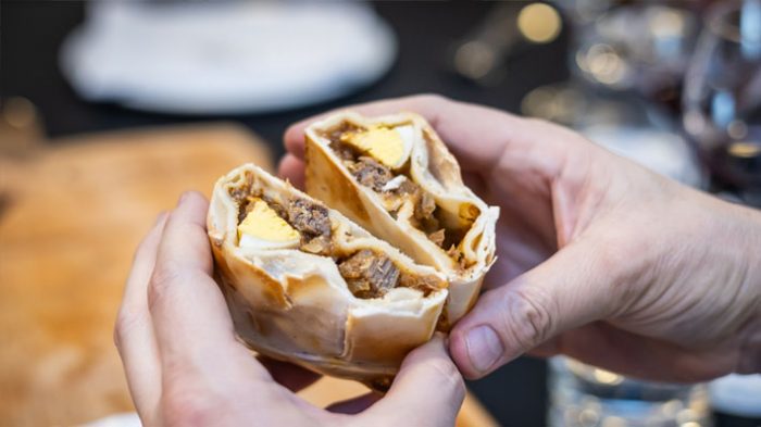 Cuál es la mejor empanada de Santiago y cuánto cuesta: revisa el ranking para las fiestas patrias