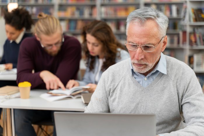 La urgente tarea de reducir el analfabetismo absoluto y funcional en Chile