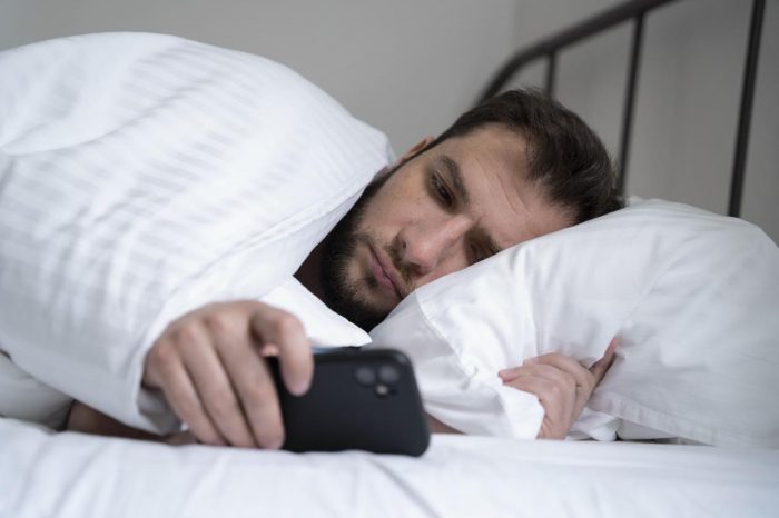 Mal dormir en Chile 2025: 79% atribuye problemas de sueño a estrés laboral, económico y personal