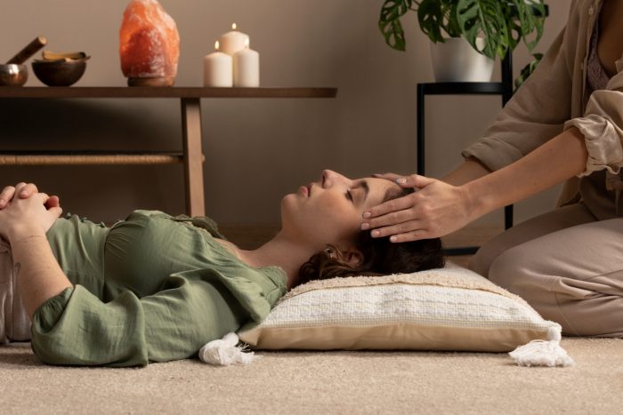 Reiki en la mujer: beneficios, límites y precauciones desde la perspectiva psicológica