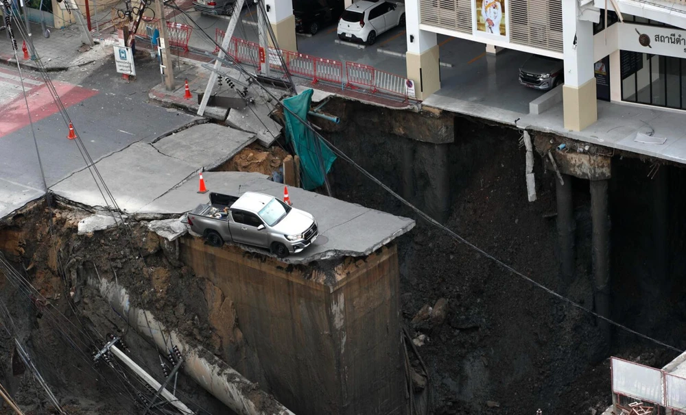 Tailandia: socavón de más de 50 metros obliga a evacuar pacientes de un hospital en Bangkok