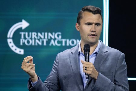 Activista Charlie Kirk, aliado de Trump, recibe un disparo en un acto en una universidad de EE.UU.