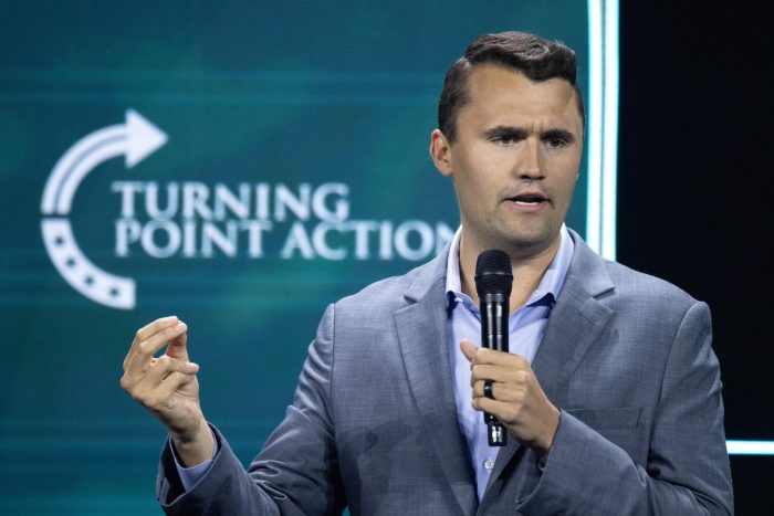 Activista Charlie Kirk, aliado de Trump, recibe un disparo en un acto en una universidad de EE.UU.