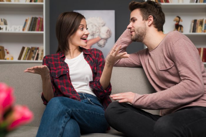 Estudio revela que chismear en pareja fortalece el vínculo y mejora la felicidad