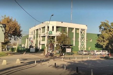 Horda de personas ataca con bombas molotov comisaría en Huechuraba: una mujer fue detenida