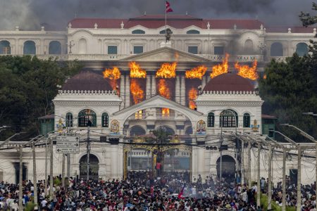 Primer ministro de Nepal renuncia tras 24 horas de masivas protestas de la "Generación Z" y muertes