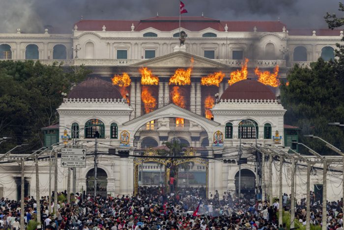 Primer ministro de Nepal renuncia tras 24 horas de masivas protestas de la “Generación Z” y muertes