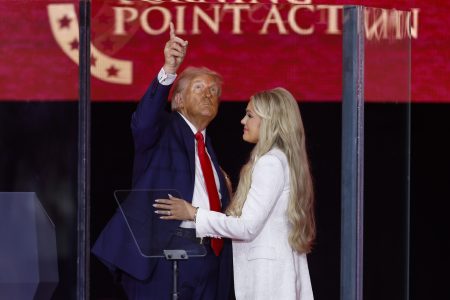Trump honra a Charlie Kirk calificándolo como uno de "los más grandes patriotas" de EEUU