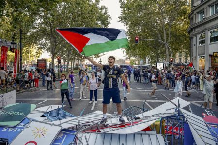 Manifestantes propalestinos obligan a suspender la Vuelta Ciclista a España en Madrid