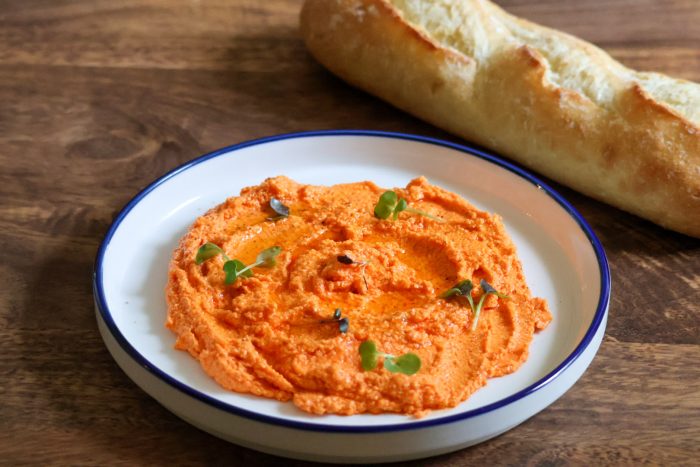 Queso feta y pimiento de piquillo: la dupla mediterránea que conquista cocinas en Latinoamérica