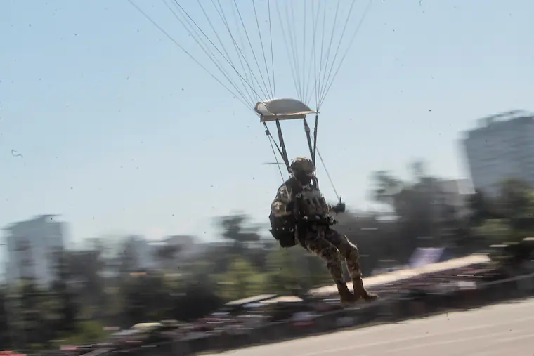 Es la primera mujer: mayor de Ejército cuenta preparación de salto en paracaídas en Parada Militar