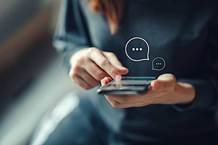 Rompiendo barreras de comunicación con la traducción simultánea 