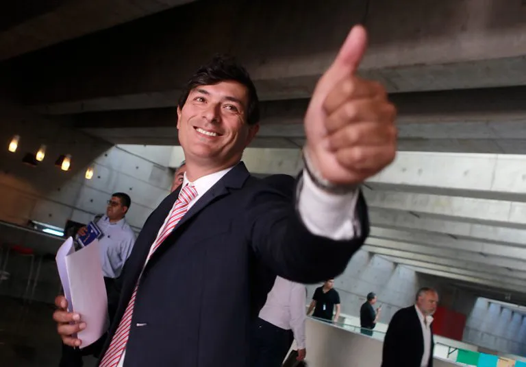 Parisi, de la sonrisa sobreactuada al país de los abrazos