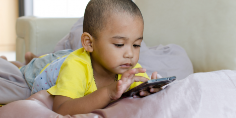 Niños y pantallas: el vínculo entre el mal dormir y problemas de salud mental