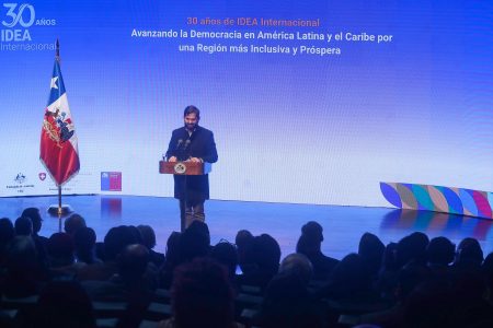Presidente Boric: “hoy no necesitan bombardear el palacio de Gobierno para suspender la democracia"