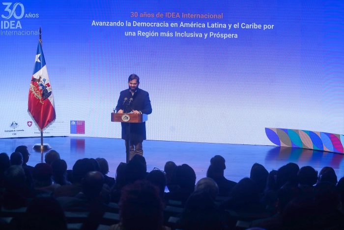 Presidente Boric: “hoy no necesitan bombardear el palacio de Gobierno para suspender la democracia”