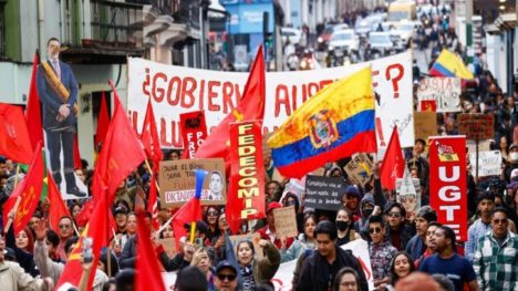 Un fallecido, 12 militares heridos, "represión" y "emboscadas" en protestas de Ecuador