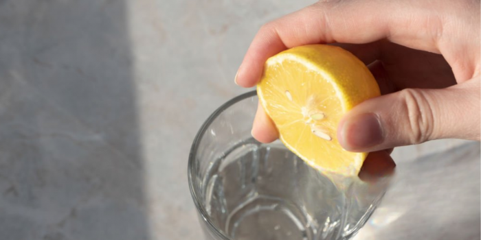 ¿Es bueno tomar agua con limón en ayunas? Pros y contras que debes conocer de esta bebida viral