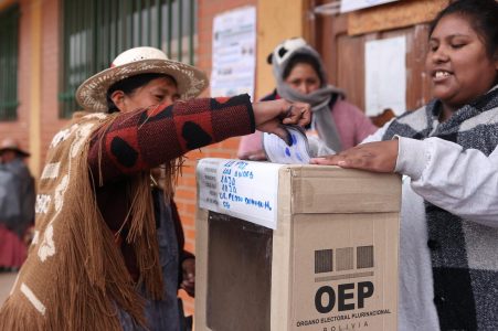 Bolivia elige este domingo al presidente que afrontará la crisis del combustible y dólares