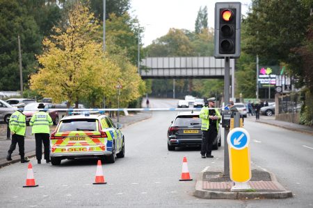 Cuatro heridos en un ataque con apuñalamiento y atropello en una sinagoga en Manchester
