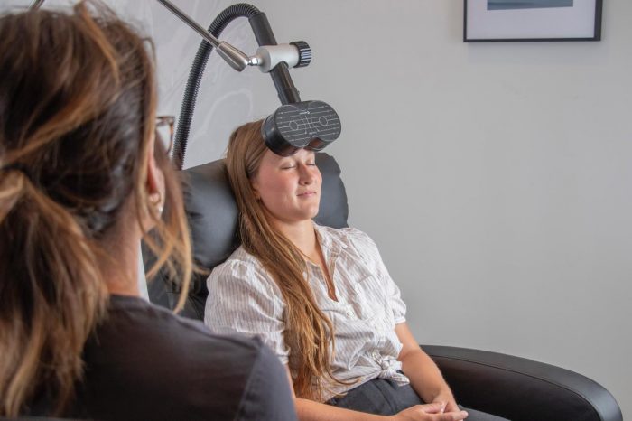 Autismo y adicciones: innovador tratamiento de neuromodulación llega al norte de Chile