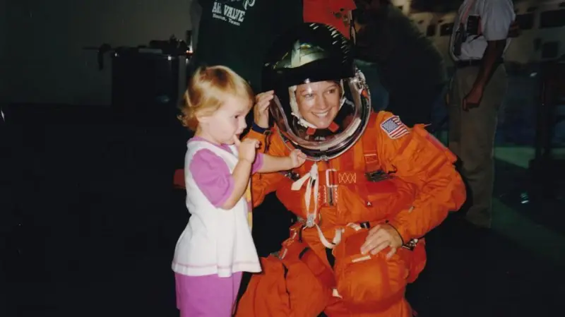 “Es más difícil ser madre que pilotar un transbordador espacial”: Eileen Collins, pionera de la NASA