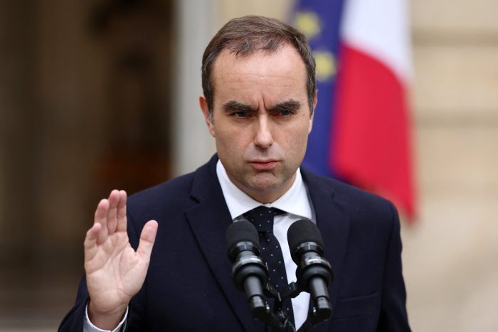 Duró 27 días: dimite primer ministro de Francia pocas horas después del nombramiento de su Gobierno