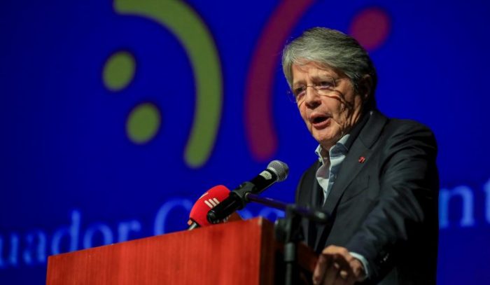 Ex presidente ecuatoriano Guillermo Lasso deja claro en Chile que sigue en la cancha política