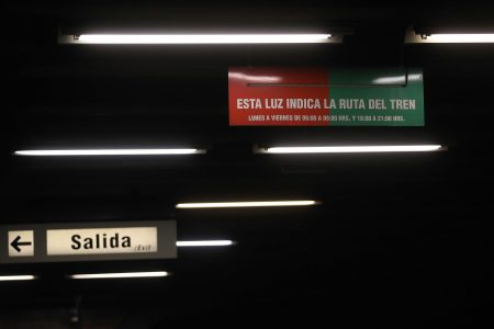 Por persona en la vía: Metro de Santiago anuncia interrupción de servicios en tramo de la L5