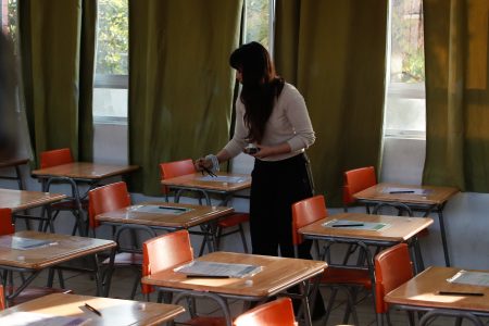 Mineduc anuncia reprogramación del Simce por ausencia de examinadores: culpan a proveedor