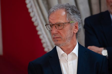Biministro García a empresas eléctricas: "Pudieron haber constatado el error que las favorecía"