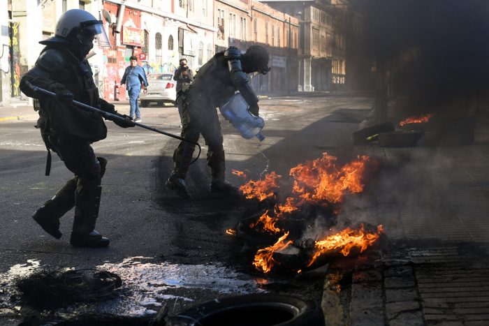Trabajadores portuarios de Valparaíso instalan barricadas en Plaza Sotomayor