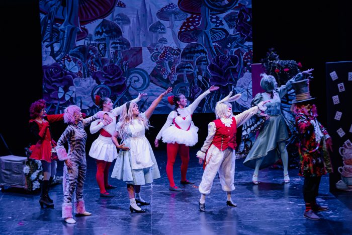 “Alicia, el musical de las maravillas”: un viaje familiar al teatro y la imaginación