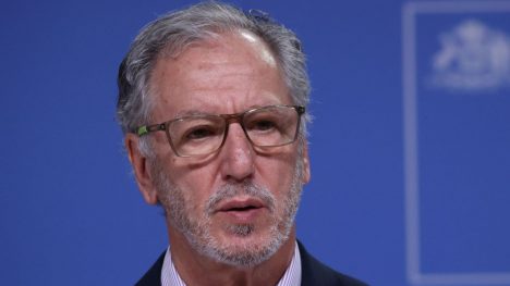 Biministro García apunta a "responsabilidad moral" de generadoras por alzas en las tarifas de la luz