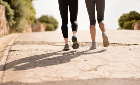 Caminar para cuidar el corazón: beneficios, consejos y ejercicios para una vida más activa