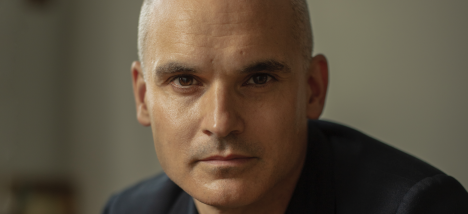 Hernán Díaz, Premio Pulitzer: "Vivimos en una especie de prisión invisible que es el dinero"