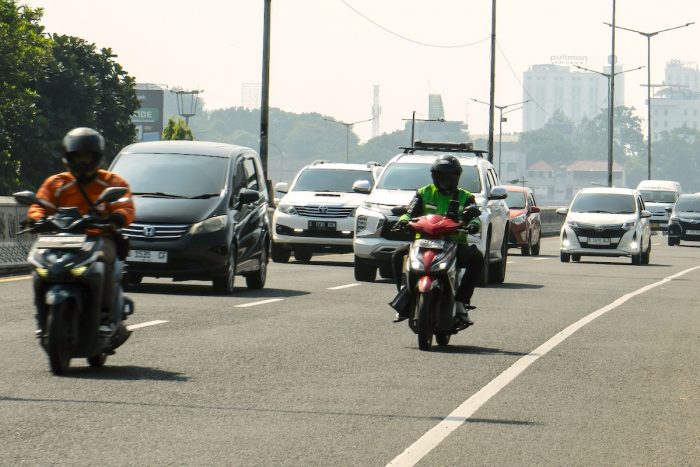 Dos ruedas contra el tráfico: la moto se consolida como alternativa de movilidad en Chile
