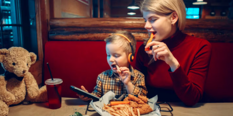 Uno de cada tres niños usa el móvil en los restaurantes de comida rápida: ¿qué consecuencias tiene?