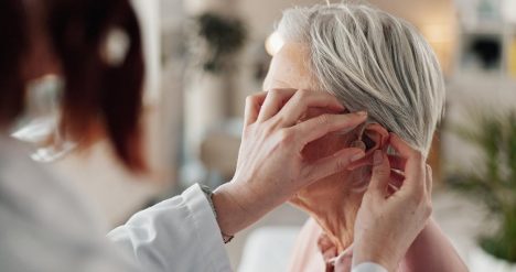 Estudio revela vínculo entre pérdida auditiva y Alzheimer: audífonos reducen el riesgo en 50%