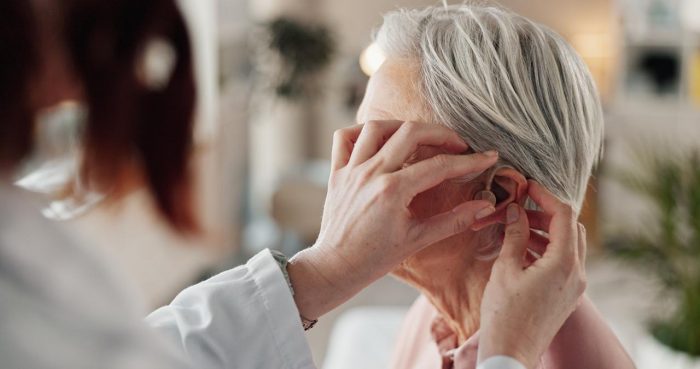 Estudio revela vínculo entre pérdida auditiva y Alzheimer: audífonos reducen el riesgo en 50%