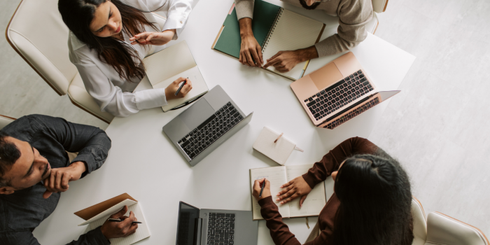 Amigos en el trabajo: cómo las relaciones entre colegas fortalecen el bienestar y la productividad