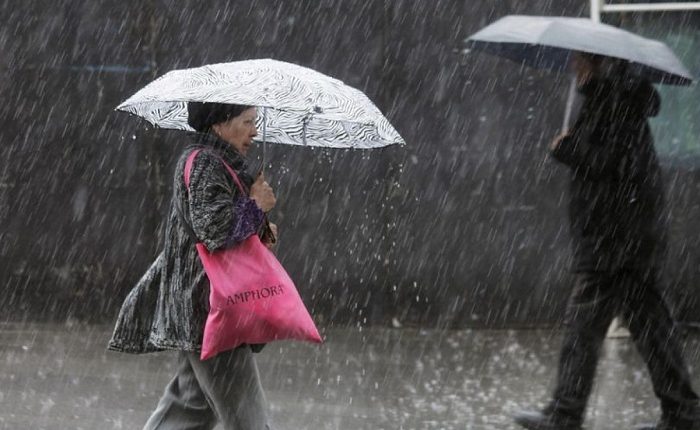 Lluvias sorprenderán a Santiago en pleno fin de semana largo de Halloween