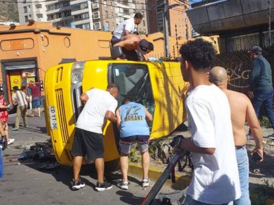 Escolar fallecido y varios heridos tras volcamiento de furgón provocado por delincuentes en fuga