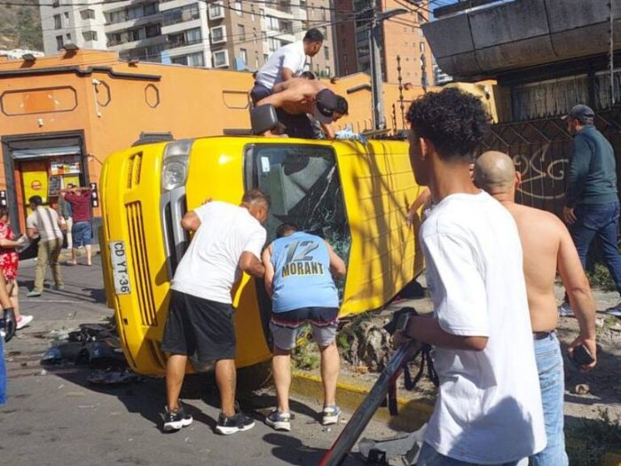 Escolar fallecido y varios heridos tras volcamiento de furgón provocado por delincuentes en fuga