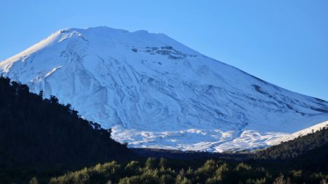 Volcán Lonquimay: el imponente gigante de La Araucanía que une aventura, ciencia y cultura