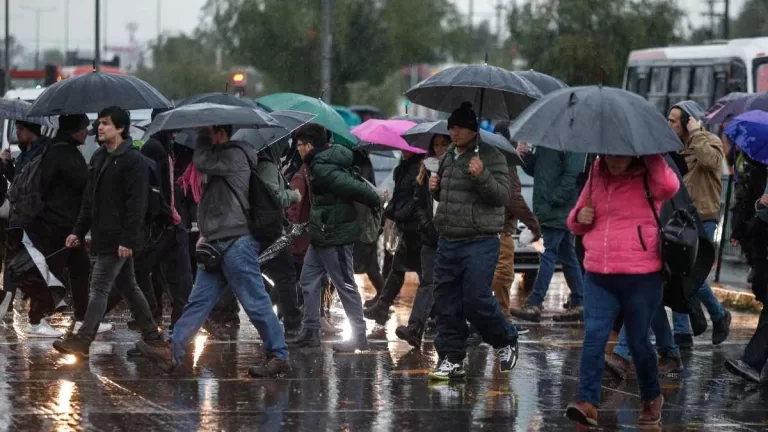Vuelven las bajas temperaturas y se anticipan lluvias en la RM esta semana