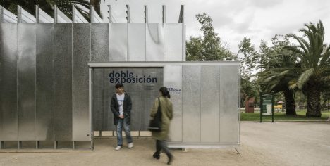 Polémica en la Bienal de Arquitectura: critican uso de iglesia destruida en Estallido como locación