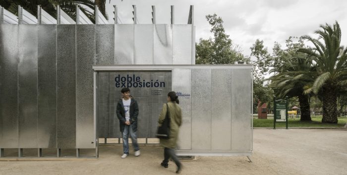 Polémica en la Bienal de Arquitectura: critican uso de iglesia destruida en Estallido como locación